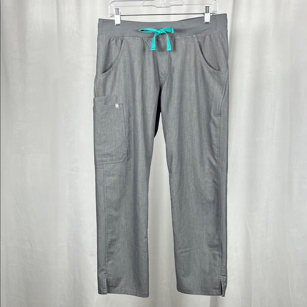 FIGS Kade Cargo Scrub Pants in Graphite.‎